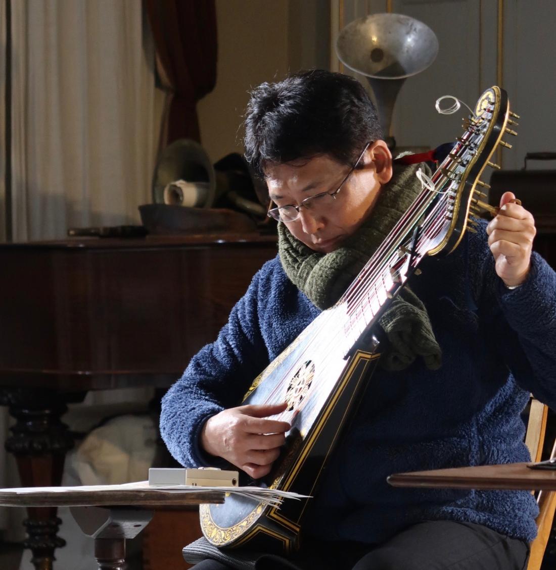 Taro Takeuchi plays the Erddig harp-lute