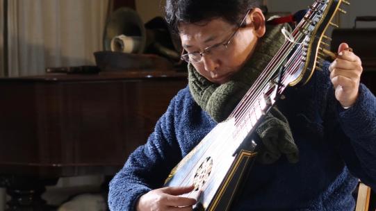 Taro Takeuchi plays the Erddig harp-lute